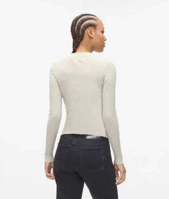 Sweater med udskæring