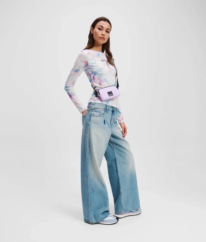 T-SHIRT MED BLOMSTERMØNSTER