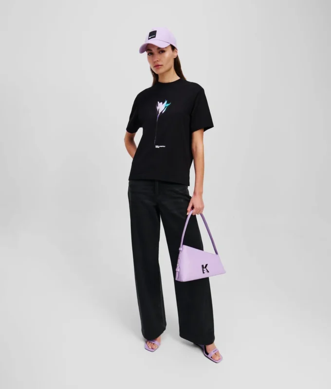 T-SHIRT MED BLOMSTERPRINT