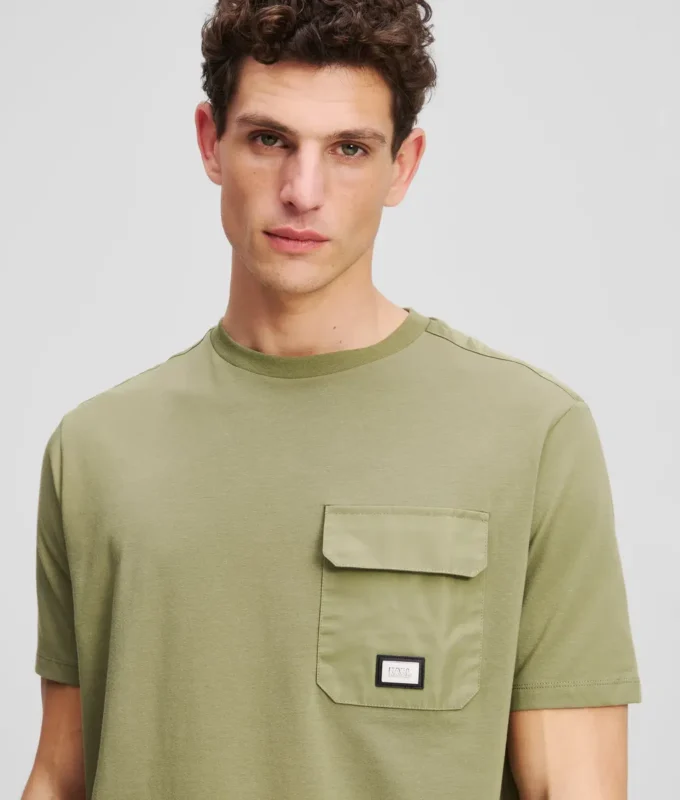 T-SHIRT MED BRYSTLOMME