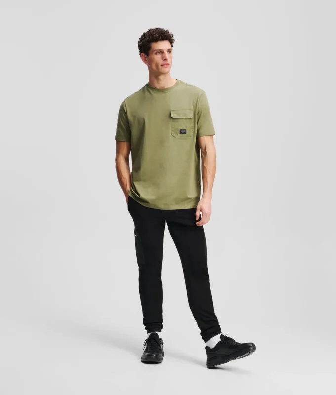 T-SHIRT MED BRYSTLOMME