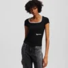 T-SHIRT MED FIRKANTET HALSKANT
