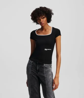 T-SHIRT MED FIRKANTET HALSKANT