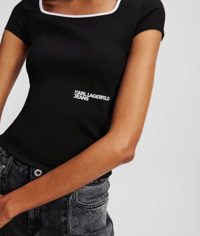 T-SHIRT MED FIRKANTET HALSKANT