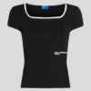 T-SHIRT MED FIRKANTET HALSKANT