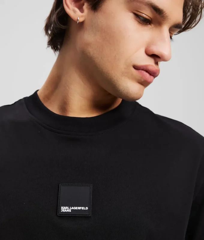 T-SHIRT MED GRAFIK