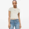 T-shirt med monogram og nitter