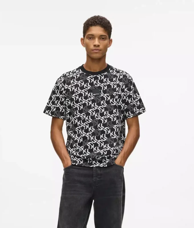 T-shirt med monogram overalt