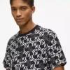 T-shirt med monogram overalt