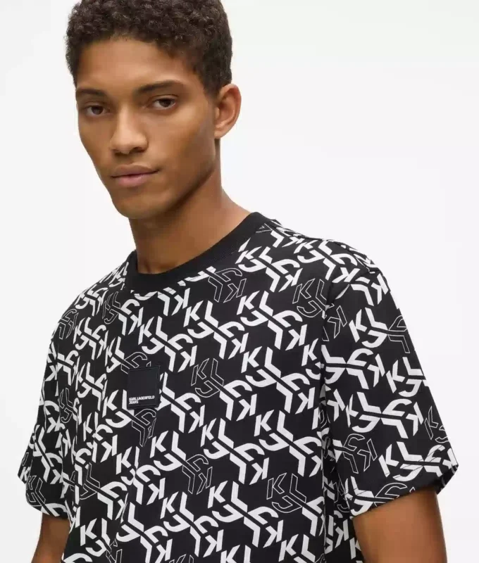 T-shirt med monogram overalt