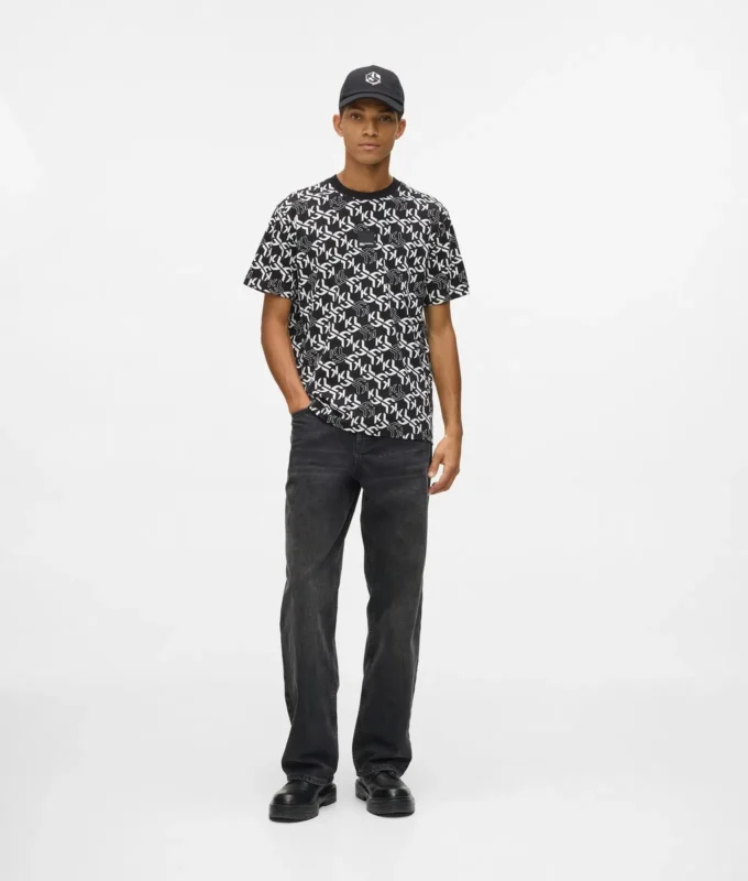 T-shirt med monogram overalt