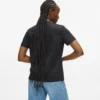 T-shirt med nitter og signatur