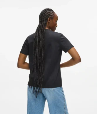 T-shirt med nitter og signatur